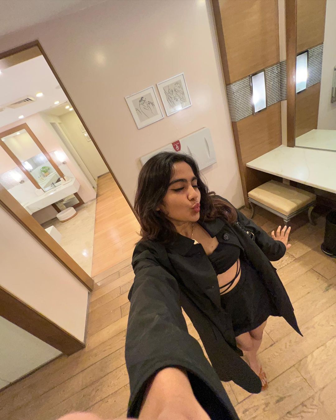 സ്റ്റൈലിഷ് ലുക്കും ക്യൂട്ട് പോസും... പുത്തൻ ചിത്രങ്ങളിലും തിളങ്ങി ദേവിക സഞ്ജയ്