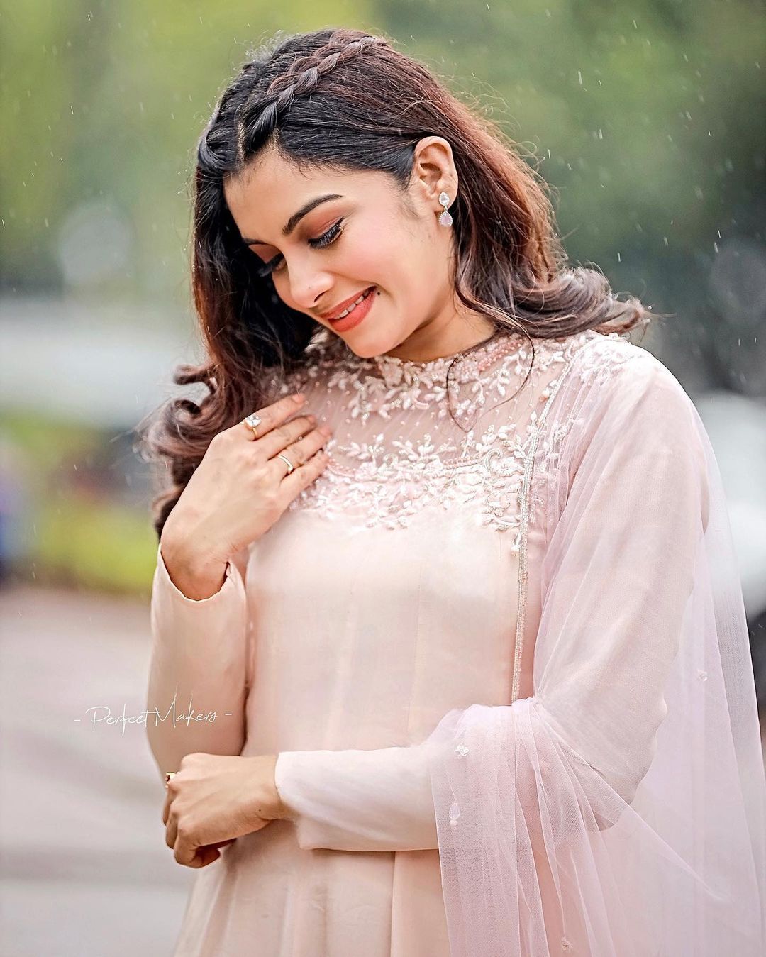  ദിൽഷയോട് എങ്ങനെ ഇഷ്ടം തോന്നാതിരിക്കും? എന്തൊരു ചേലാണ് ദിലൂ..പൊളിച്ചടുക്കി താരം, ചിത്രങ്ങൾ