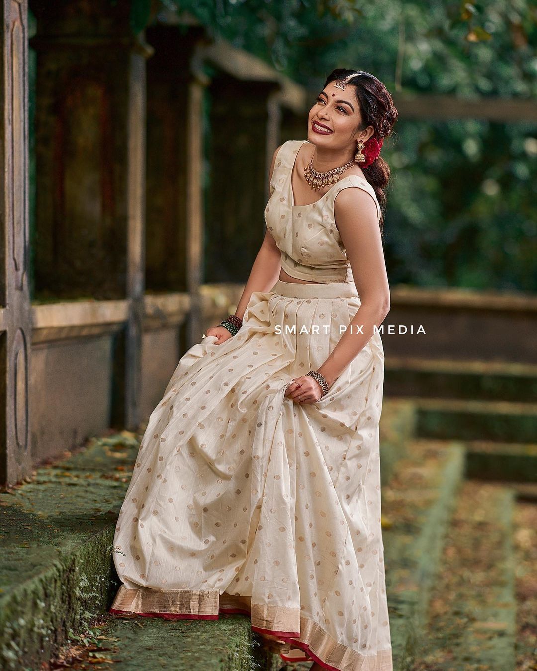  ദിൽഷയോട് എങ്ങനെ ഇഷ്ടം തോന്നാതിരിക്കും? എന്തൊരു ചേലാണ് ദിലൂ..പൊളിച്ചടുക്കി താരം, ചിത്രങ്ങൾ