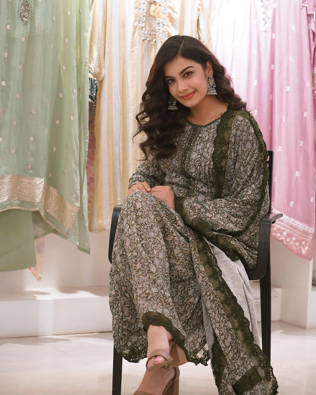  ദിൽഷയോട് എങ്ങനെ ഇഷ്ടം തോന്നാതിരിക്കും? എന്തൊരു ചേലാണ് ദിലൂ..പൊളിച്ചടുക്കി താരം, ചിത്രങ്ങൾ