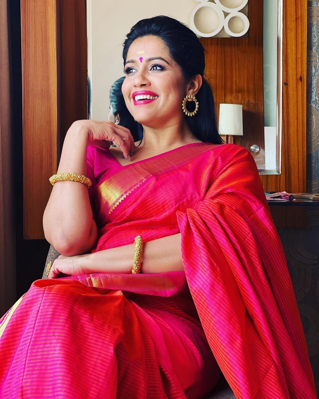 ഇതാര് കാവിലെ ഭഗവതി ഇറങ്ങി വന്നതോ.. സാരിയില്‍ അതി മനോഹരിയായി രഞ്ജിനി ഹരിദാസ്