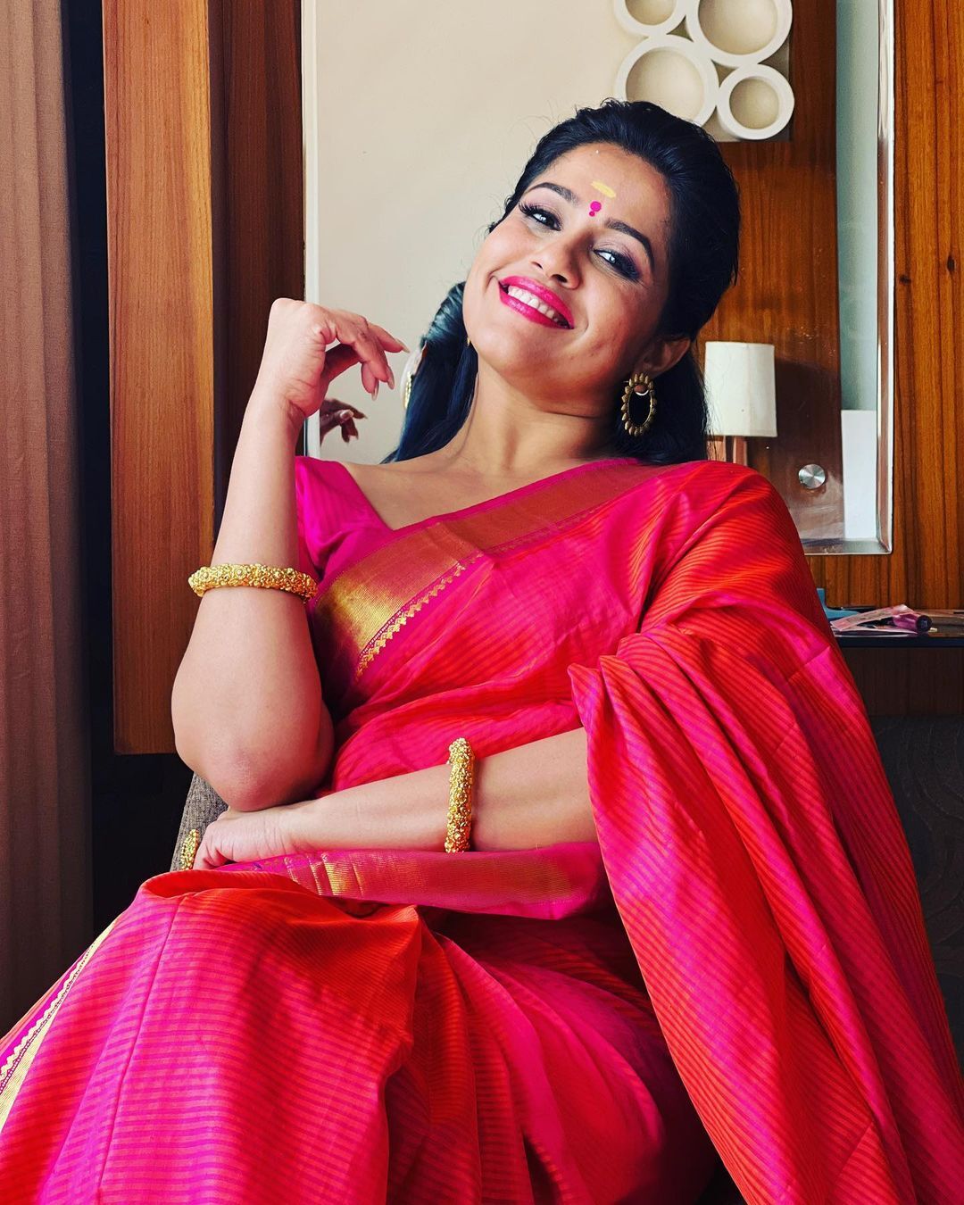 ഇതാര് കാവിലെ ഭഗവതി ഇറങ്ങി വന്നതോ.. സാരിയില്‍ അതി മനോഹരിയായി രഞ്ജിനി ഹരിദാസ്