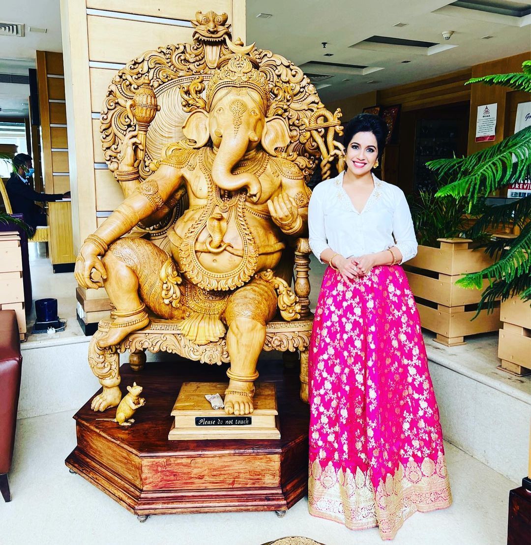 ഇതാര് കാവിലെ ഭഗവതി ഇറങ്ങി വന്നതോ.. സാരിയില്‍ അതി മനോഹരിയായി രഞ്ജിനി ഹരിദാസ്