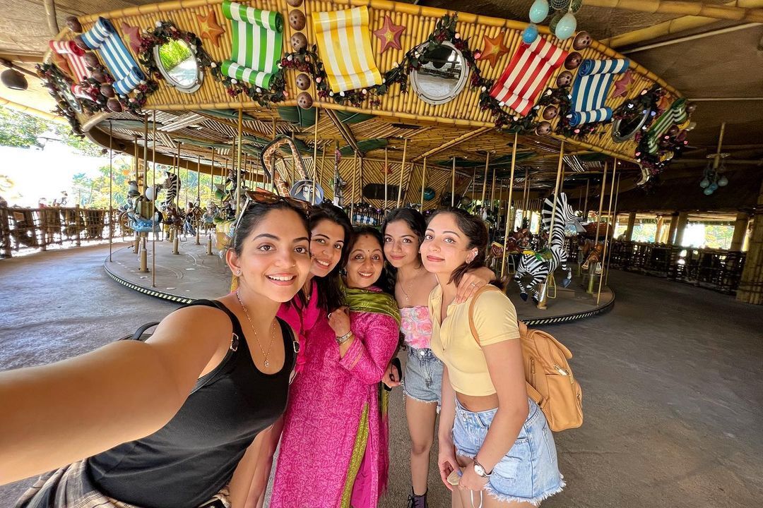 പത്ത് വര്‍ഷത്തെ മാറ്റം ഞങ്ങള ഞെട്ടിച്ചു; അമ്മ ഇന്നും അന്നും ഒരു പോലെ, വൈറല്‍ ചിത്രങ്ങള്‍