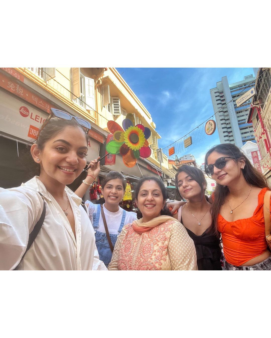 പത്ത് വര്‍ഷത്തെ മാറ്റം ഞങ്ങള ഞെട്ടിച്ചു; അമ്മ ഇന്നും അന്നും ഒരു പോലെ, വൈറല്‍ ചിത്രങ്ങള്‍