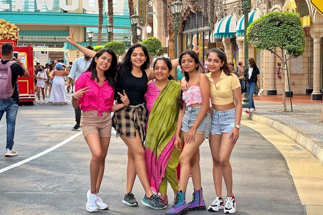 പത്ത് വര്‍ഷത്തെ മാറ്റം ഞങ്ങള ഞെട്ടിച്ചു; അമ്മ ഇന്നും അന്നും ഒരു പോലെ, വൈറല്‍ ചിത്രങ്ങള്‍