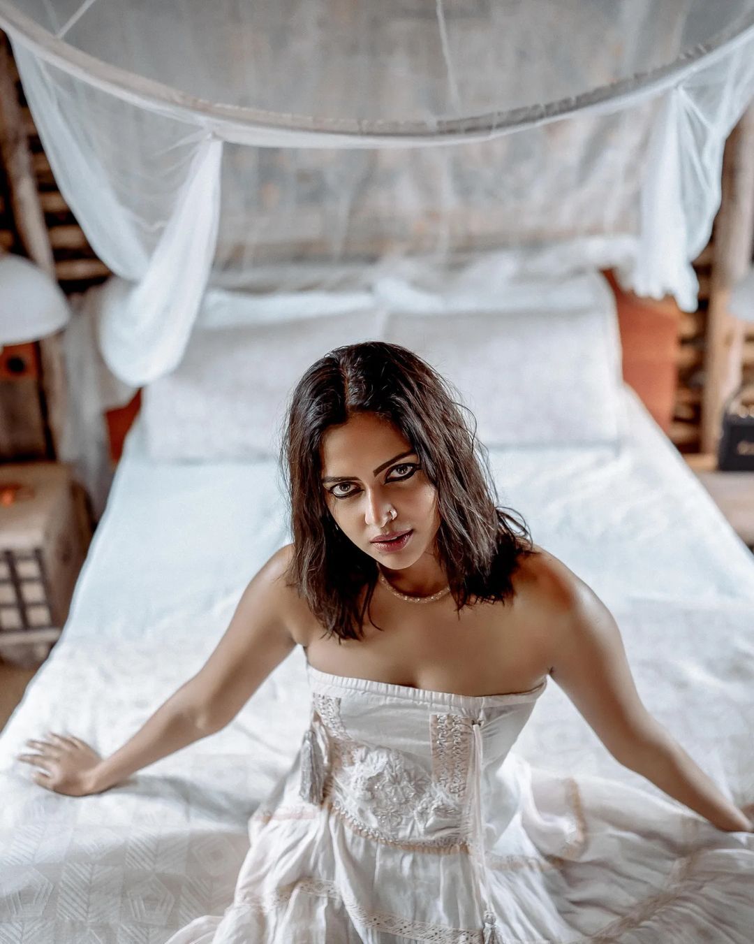  ഗ്ലാമറസിന്റെ അങ്ങേയറ്റം...അമല..എജ്ജാതി ലുക്ക്, ഇത് പൊളിച്ചെന്ന് ആരാധകര്‍