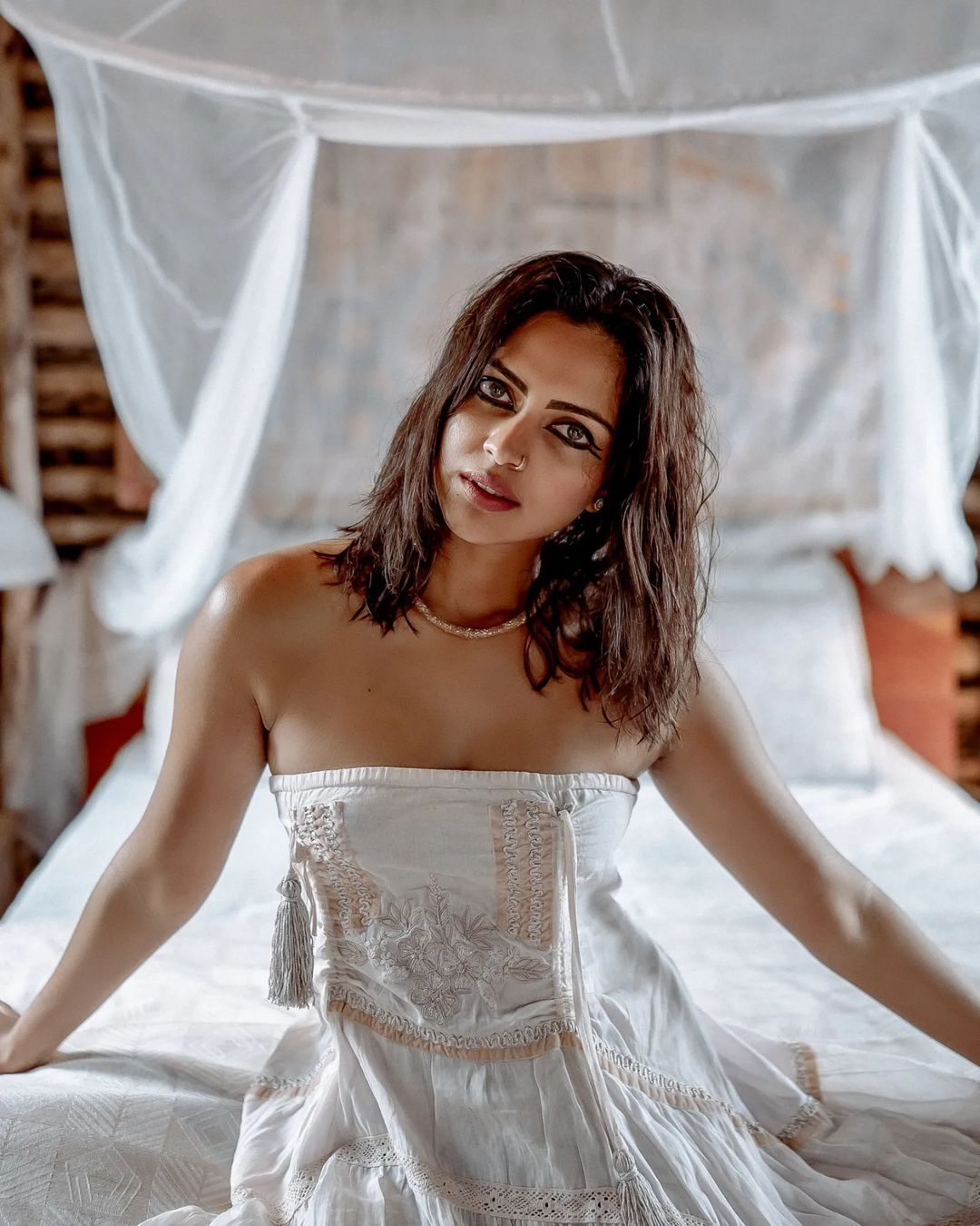  ഗ്ലാമറസിന്റെ അങ്ങേയറ്റം...അമല..എജ്ജാതി ലുക്ക്, ഇത് പൊളിച്ചെന്ന് ആരാധകര്‍