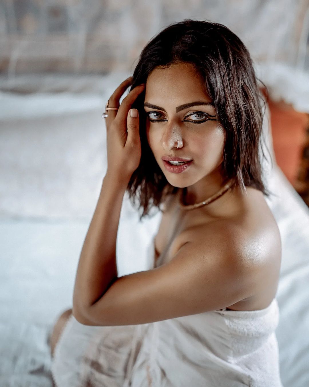  ഗ്ലാമറസിന്റെ അങ്ങേയറ്റം...അമല..എജ്ജാതി ലുക്ക്, ഇത് പൊളിച്ചെന്ന് ആരാധകര്‍