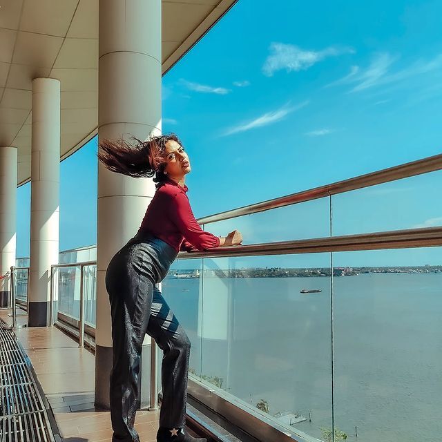 പട്ടുപാവടയിലല്ല കുട്ടിപ്പാവാടയില്‍ ക്യൂട്ടായി അമല പോള്‍; ചിത്രങ്ങള്‍ വൈറല്‍