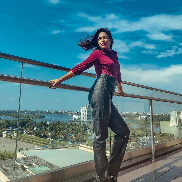 പട്ടുപാവടയിലല്ല കുട്ടിപ്പാവാടയില്‍ ക്യൂട്ടായി അമല പോള്‍; ചിത്രങ്ങള്‍ വൈറല്‍