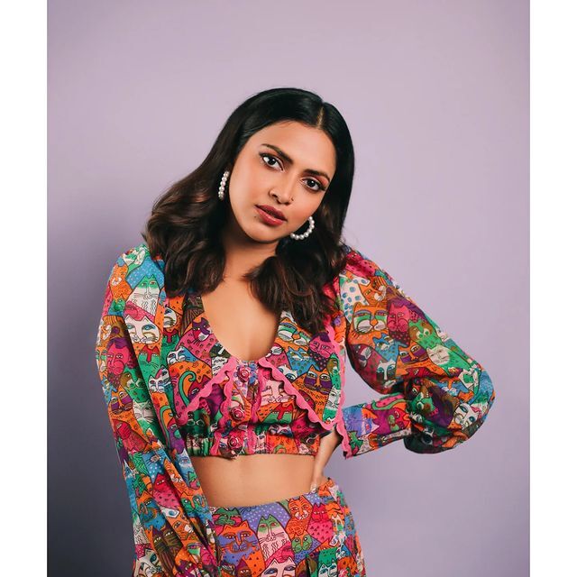 പട്ടുപാവടയിലല്ല കുട്ടിപ്പാവാടയില്‍ ക്യൂട്ടായി അമല പോള്‍; ചിത്രങ്ങള്‍ വൈറല്‍