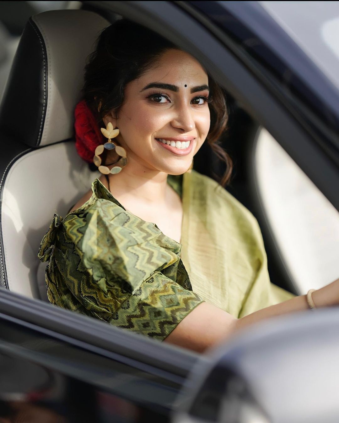 പച്ച തീയാണ് ഞാന്‍...ബ്ലാക്ക് ബീസ്റ്റ് ആണു നീ; അമ്പമ്പോ..ഇത് എന്തൊരു ക്യാപ്ഷന്‍, അമേയ പൊളിച്ചു 