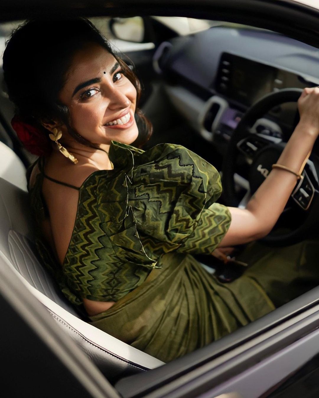 പച്ച തീയാണ് ഞാന്‍...ബ്ലാക്ക് ബീസ്റ്റ് ആണു നീ; അമ്പമ്പോ..ഇത് എന്തൊരു ക്യാപ്ഷന്‍, അമേയ പൊളിച്ചു 