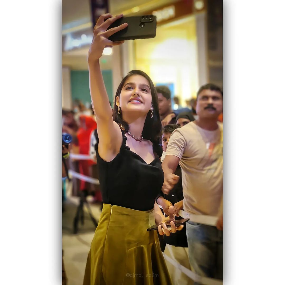 പുത്തൻ സിനിമ, പുത്തൻ ലുക്ക്.. ഈ ക്യൂട്ട് ചിരിയില്‍ ഞങ്ങള്‍ വീണു പോകും; അനശ്വര എന്തൊരു ഭംഗിയാണ് കാണാന്‍