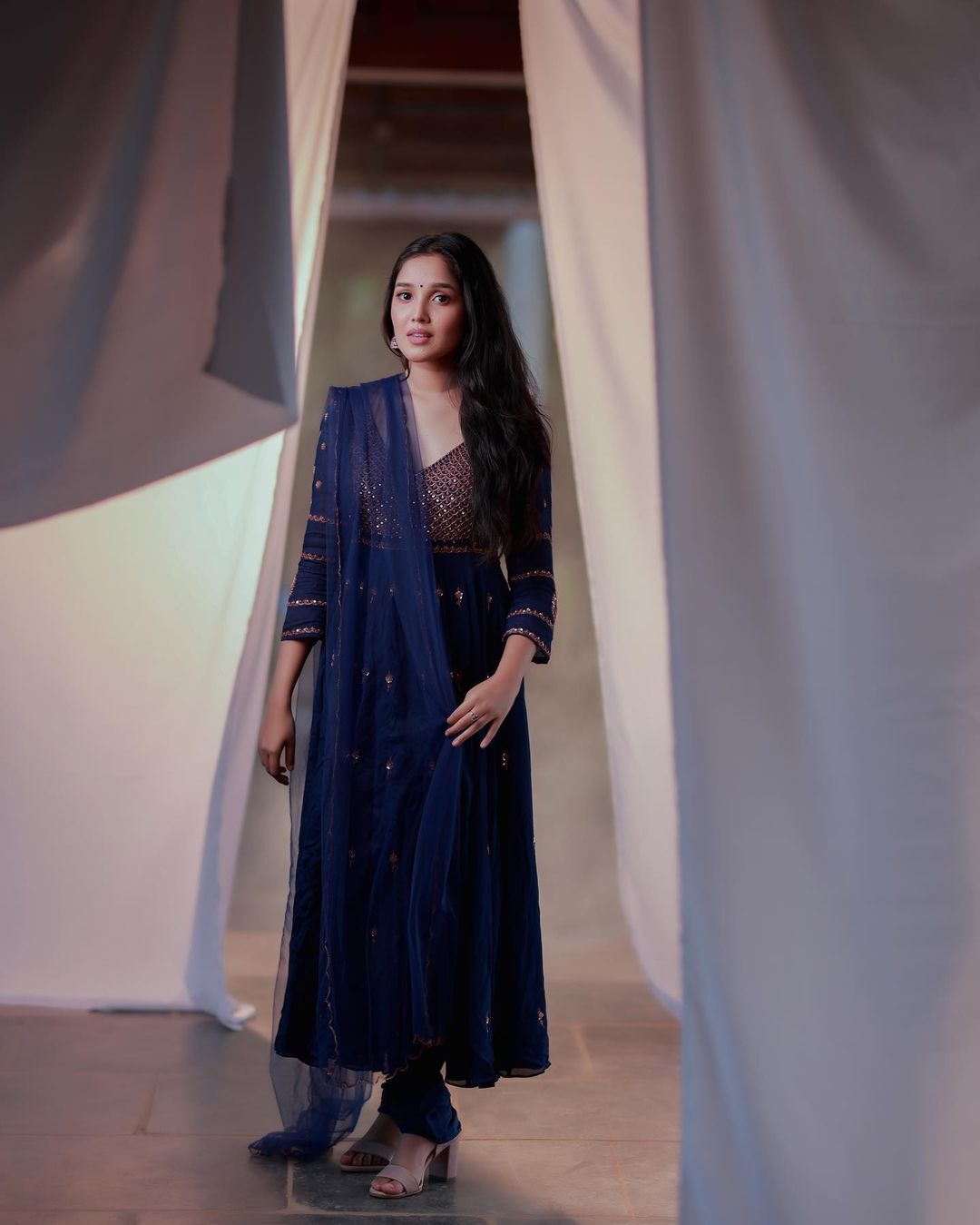 ക്യൂട്ട്‌നെസ് കുറച്ച് കൂടുന്നുണ്ട്; അനിഖ സുന്ദരിയായിട്ടുണ്ട്, വൈറല്‍ ചിത്രങ്ങള്‍