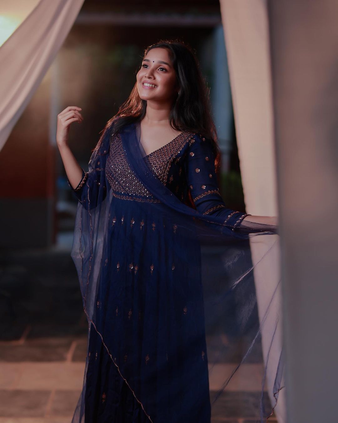 ക്യൂട്ട്‌നെസ് കുറച്ച് കൂടുന്നുണ്ട്; അനിഖ സുന്ദരിയായിട്ടുണ്ട്, വൈറല്‍ ചിത്രങ്ങള്‍