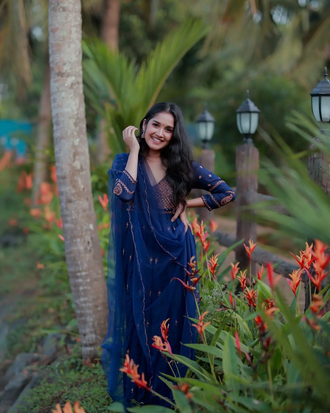 ക്യൂട്ട്‌നെസ് കുറച്ച് കൂടുന്നുണ്ട്; അനിഖ സുന്ദരിയായിട്ടുണ്ട്, വൈറല്‍ ചിത്രങ്ങള്‍