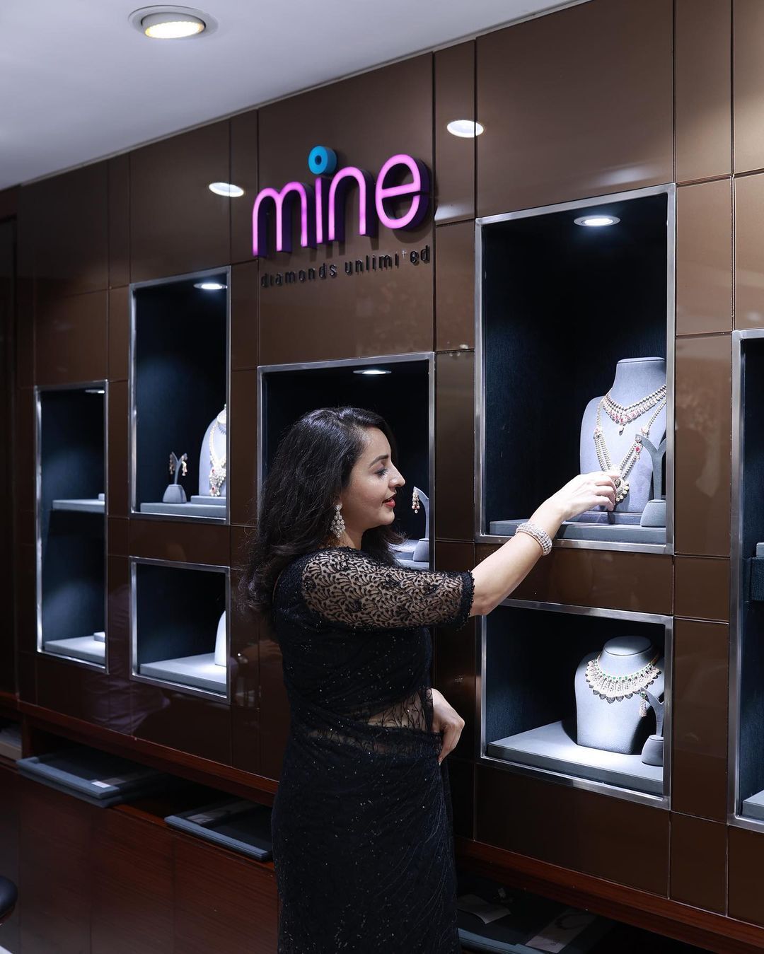 ആ പോസിന് കൊടുക്കണം ഫുള്‍ മാര്‍ക്ക്; ക്യൂട്ട്‌നെസ് വാരിവിതറി ഭാമ, തിരിച്ചുവന്നെന്ന് ആരാധകര്‍, ചിത്രങ്ങള്‍ വൈറല്‍