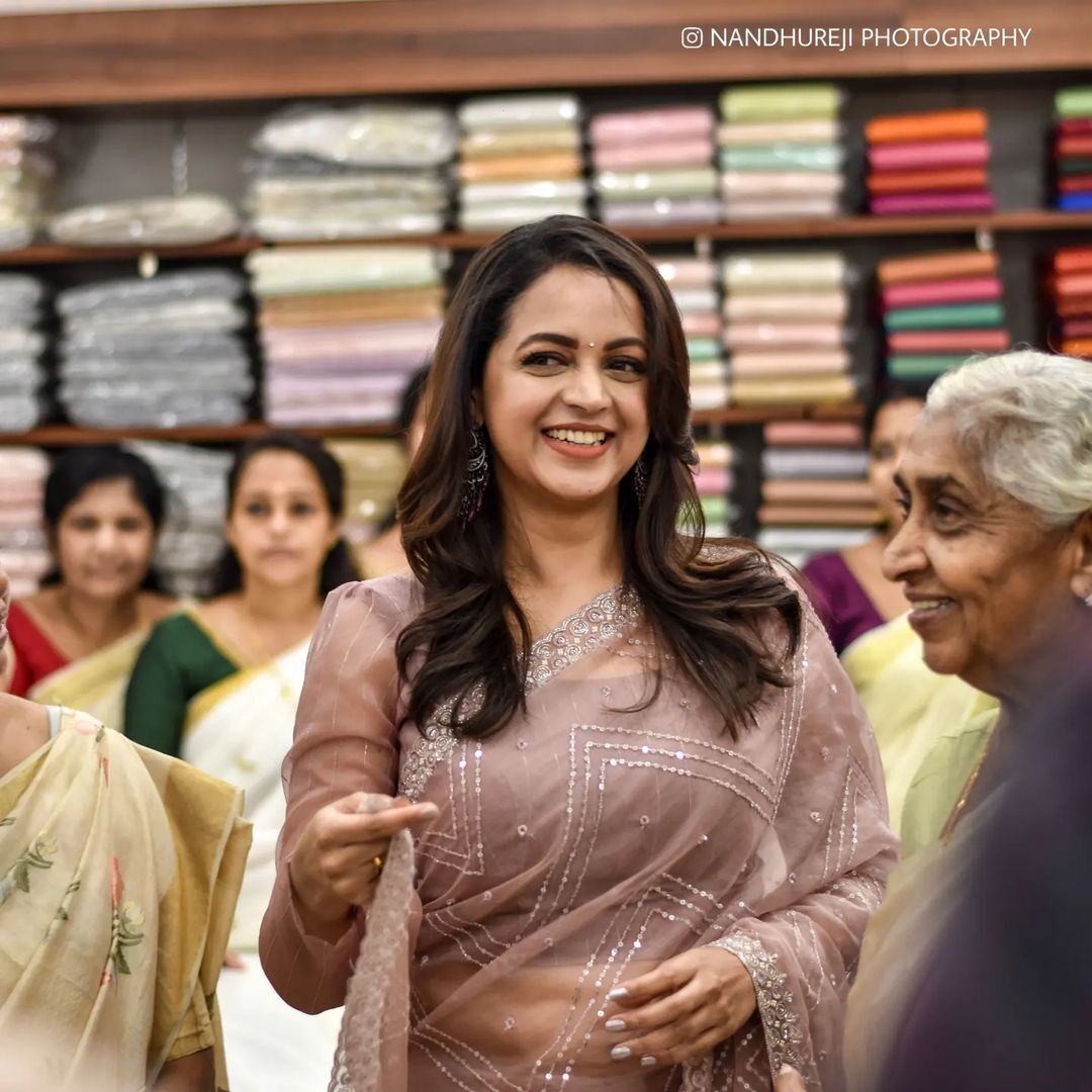 വീണ്ടും കേരളത്തിൽ സജീവമായി..,  ഈ ക്യൂട്ട് ചിരി ഞങ്ങളെ മയക്കും: ഭാവന.. നിങ്ങള്‍ എന്തൊരു സുന്ദരിയാണ്, ചിത്രങ്ങള്‍ ഏറ്റെടുത്ത് സോഷ്യല്‍ മീഡിയ