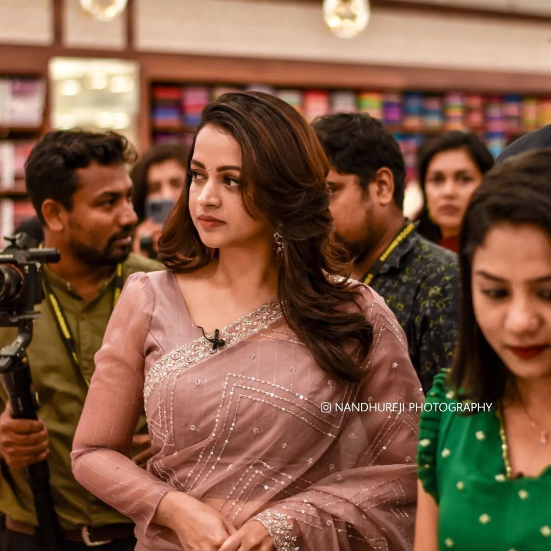 വീണ്ടും കേരളത്തിൽ സജീവമായി..,  ഈ ക്യൂട്ട് ചിരി ഞങ്ങളെ മയക്കും: ഭാവന.. നിങ്ങള്‍ എന്തൊരു സുന്ദരിയാണ്, ചിത്രങ്ങള്‍ ഏറ്റെടുത്ത് സോഷ്യല്‍ മീഡിയ