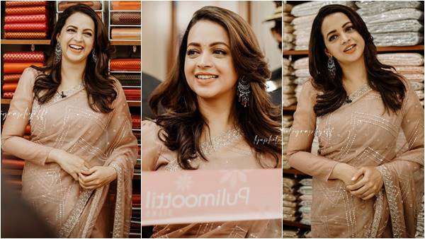 വീണ്ടും കേരളത്തിൽ സജീവമായി..,  ഈ ക്യൂട്ട് ചിരി ഞങ്ങളെ മയക്കും: ഭാവന.. നിങ്ങള്‍ എന്തൊരു സുന്ദരിയാണ്, ചിത്രങ്ങള്‍ ഏറ്റെടുത്ത് സോഷ്യല്‍ മീഡിയ