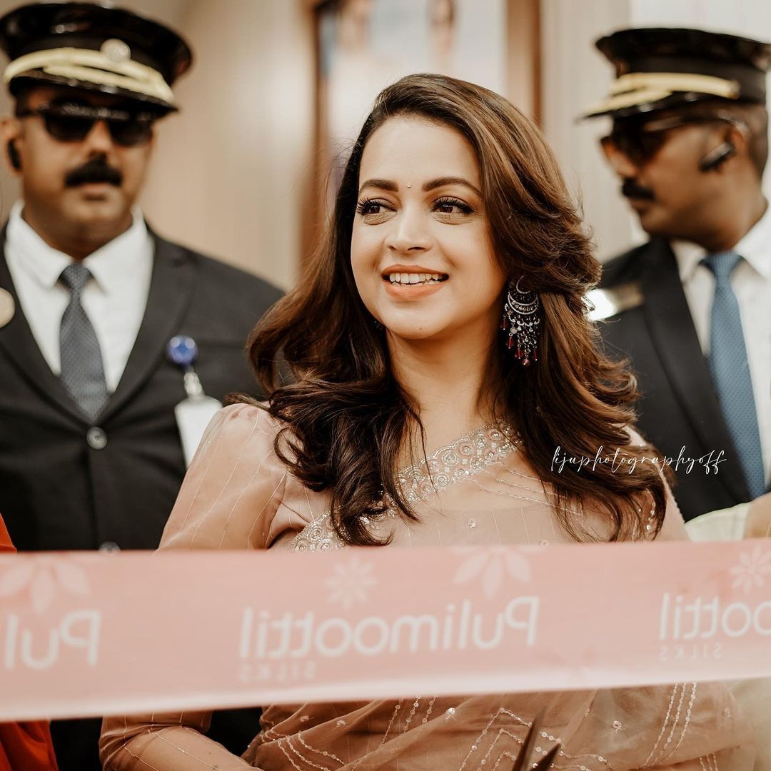 വീണ്ടും കേരളത്തിൽ സജീവമായി..,  ഈ ക്യൂട്ട് ചിരി ഞങ്ങളെ മയക്കും: ഭാവന.. നിങ്ങള്‍ എന്തൊരു സുന്ദരിയാണ്, ചിത്രങ്ങള്‍ ഏറ്റെടുത്ത് സോഷ്യല്‍ മീഡിയ