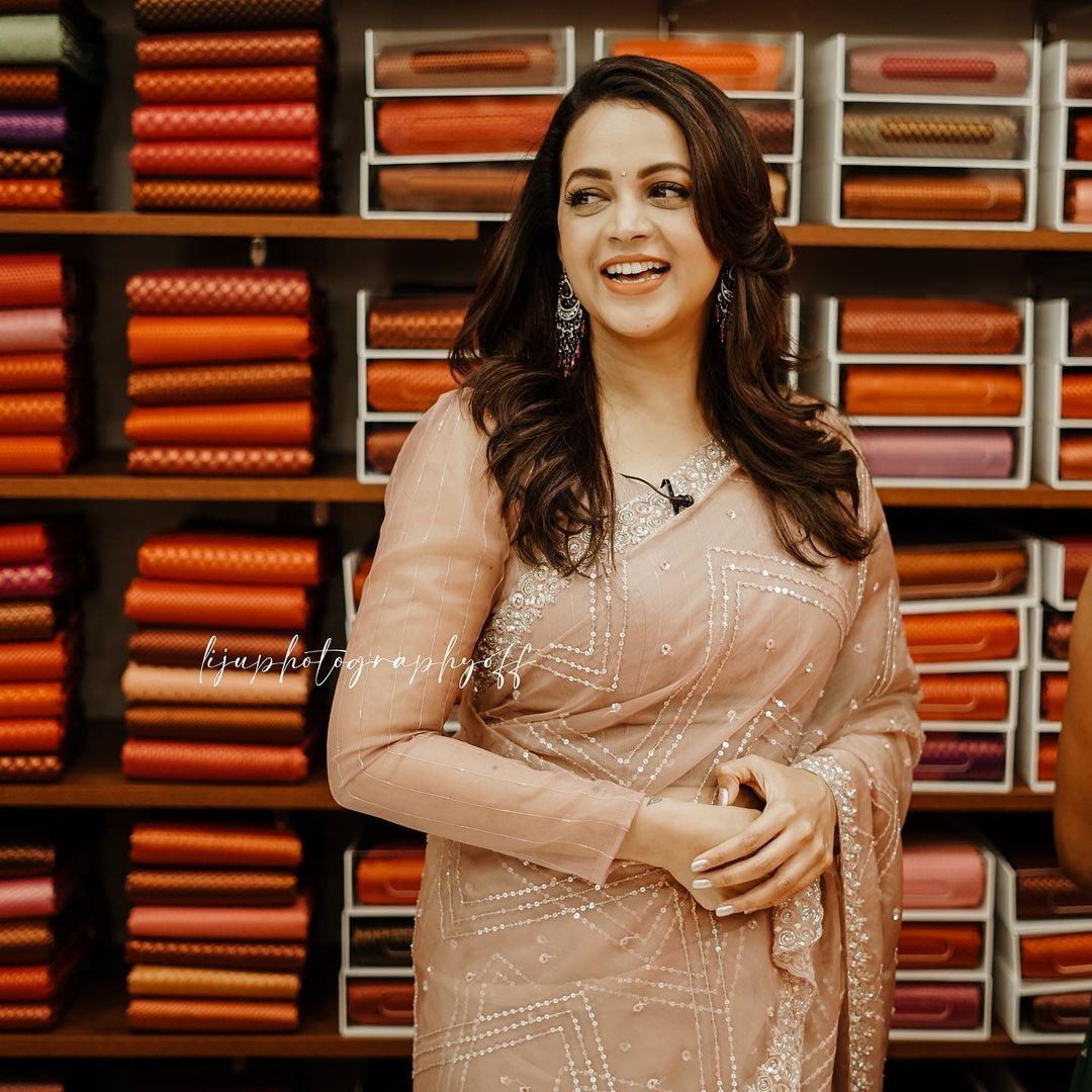 വീണ്ടും കേരളത്തിൽ സജീവമായി..,  ഈ ക്യൂട്ട് ചിരി ഞങ്ങളെ മയക്കും: ഭാവന.. നിങ്ങള്‍ എന്തൊരു സുന്ദരിയാണ്, ചിത്രങ്ങള്‍ ഏറ്റെടുത്ത് സോഷ്യല്‍ മീഡിയ