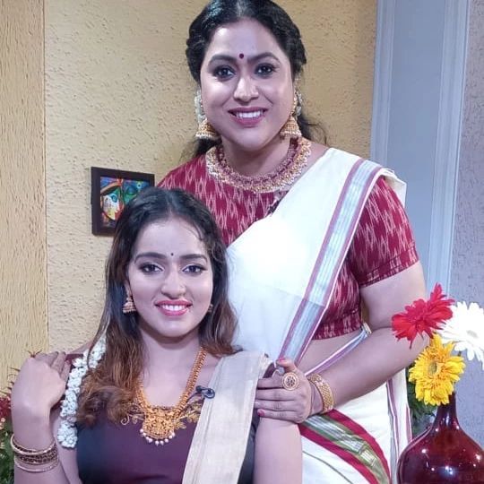 ഓണമെത്തി...ലക്ഷ്മി പ്രിയയും; സാരിയില്‍ തിളങ്ങി താരം..കമന്റോട് കമന്റും