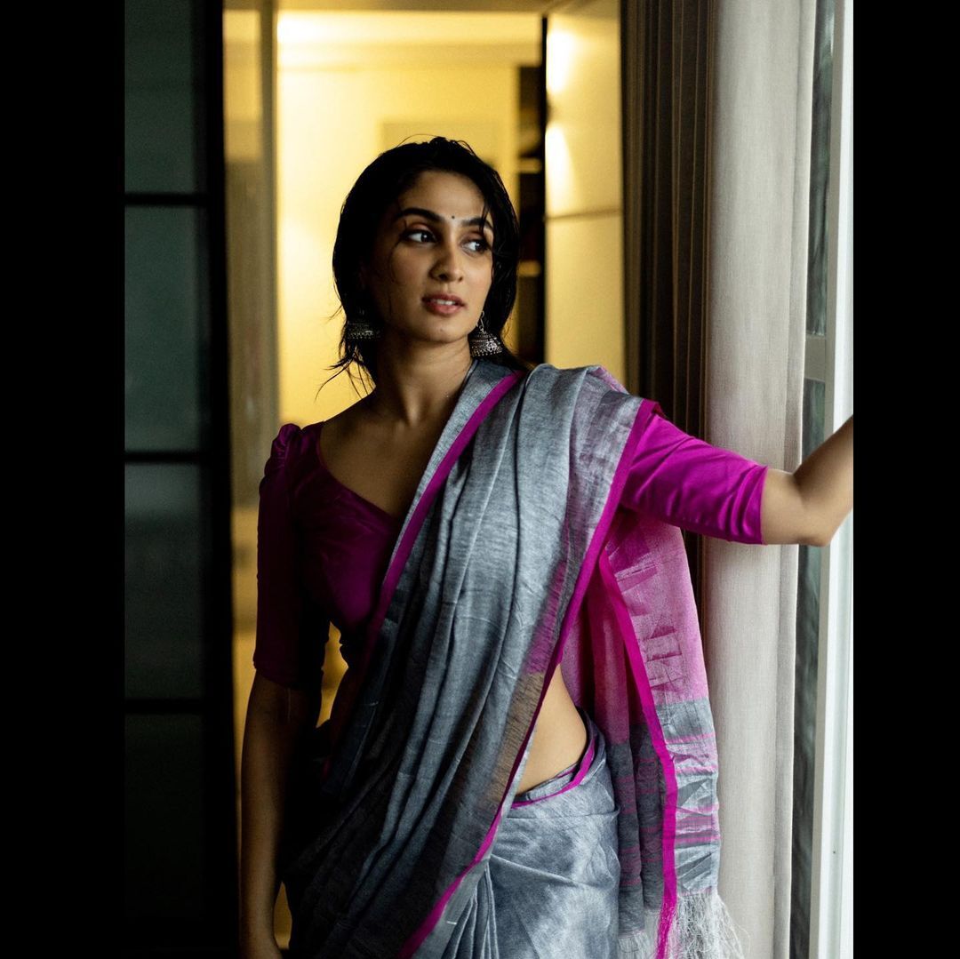 'ഹോട്ട് ബ്യൂട്ടി...'; കറുപ്പിൽ ദീപ്തി സതിയുടെ ക്ലാസിക്ക് ലുക്ക്, പുത്തൻ ചിത്രങ്ങൾ കാണാം