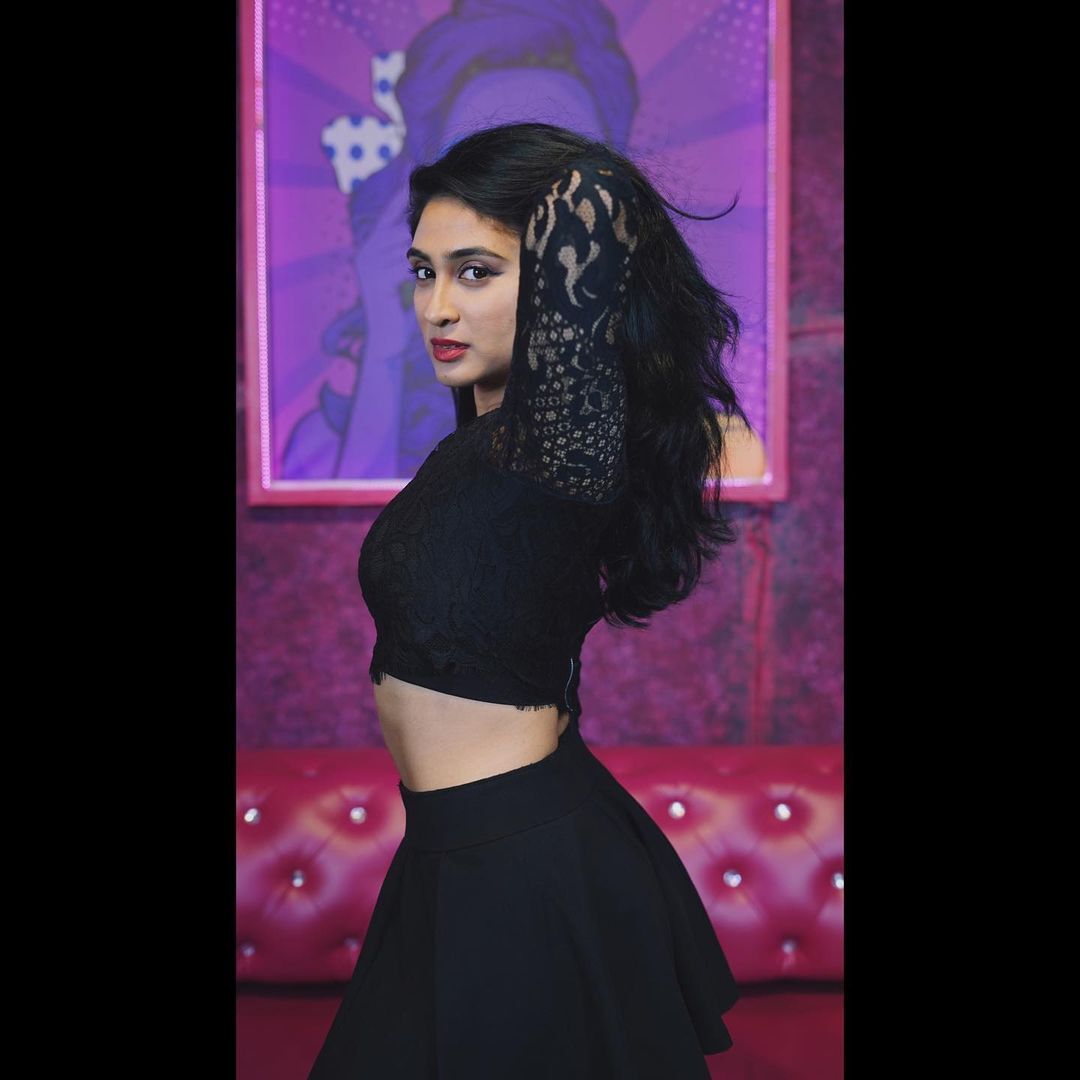 'ഹോട്ട് ബ്യൂട്ടി...'; കറുപ്പിൽ ദീപ്തി സതിയുടെ ക്ലാസിക്ക് ലുക്ക്, പുത്തൻ ചിത്രങ്ങൾ കാണാം