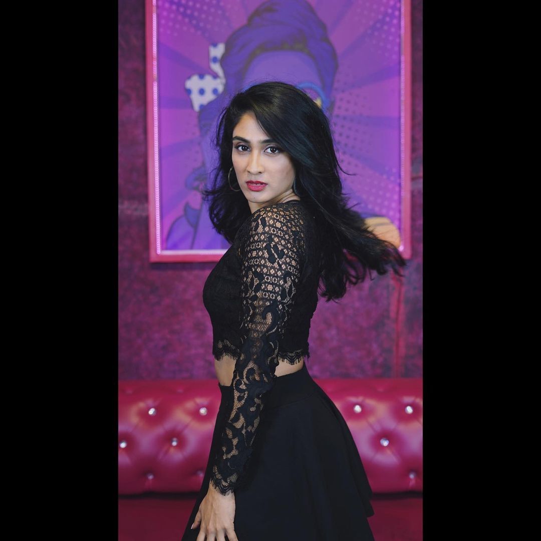 'ഹോട്ട് ബ്യൂട്ടി...'; കറുപ്പിൽ ദീപ്തി സതിയുടെ ക്ലാസിക്ക് ലുക്ക്, പുത്തൻ ചിത്രങ്ങൾ കാണാം