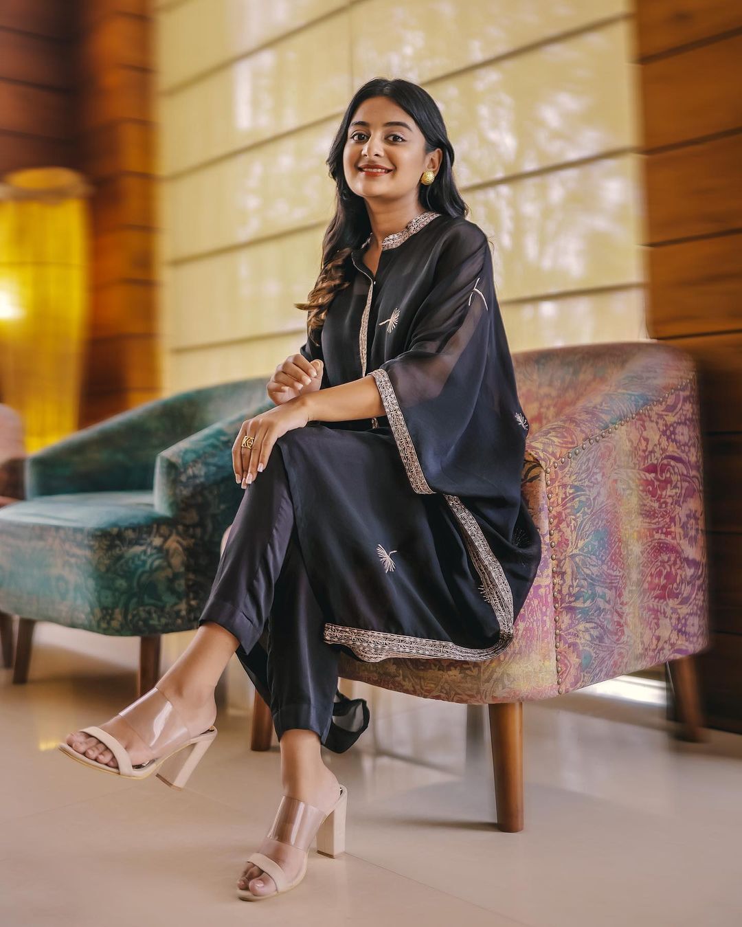 ഗ്ലാമറസ് ഓവര്‍ലോഡഡ്; എസ്തറിന്റെ പൊളി ഫോട്ടോഷൂട്ട്, അടിപൊളി ലുക്കെന്ന് ആരാധകര്‍