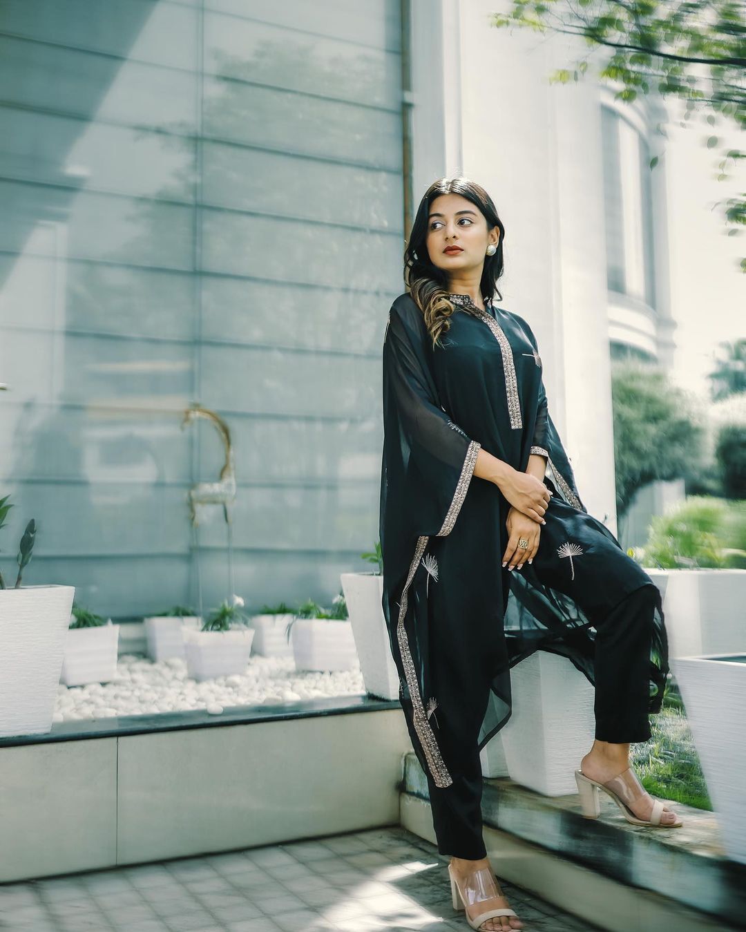 ഗ്ലാമറസ് ഓവര്‍ലോഡഡ്; എസ്തറിന്റെ പൊളി ഫോട്ടോഷൂട്ട്, അടിപൊളി ലുക്കെന്ന് ആരാധകര്‍