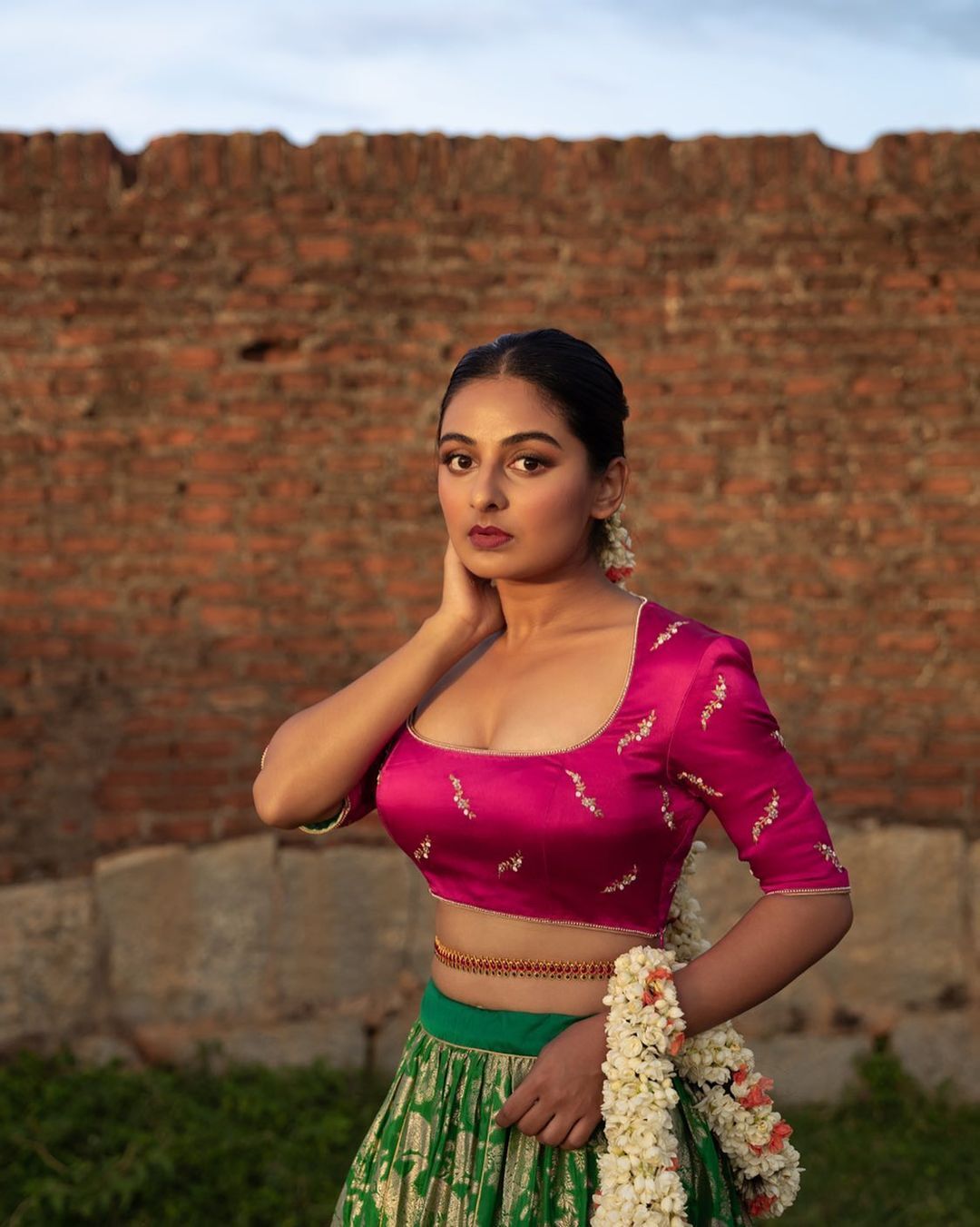 ഗ്ലാമറസ് ഓവര്‍ലോഡഡ്; എസ്തറിന്റെ പൊളി ഫോട്ടോഷൂട്ട്, അടിപൊളി ലുക്കെന്ന് ആരാധകര്‍