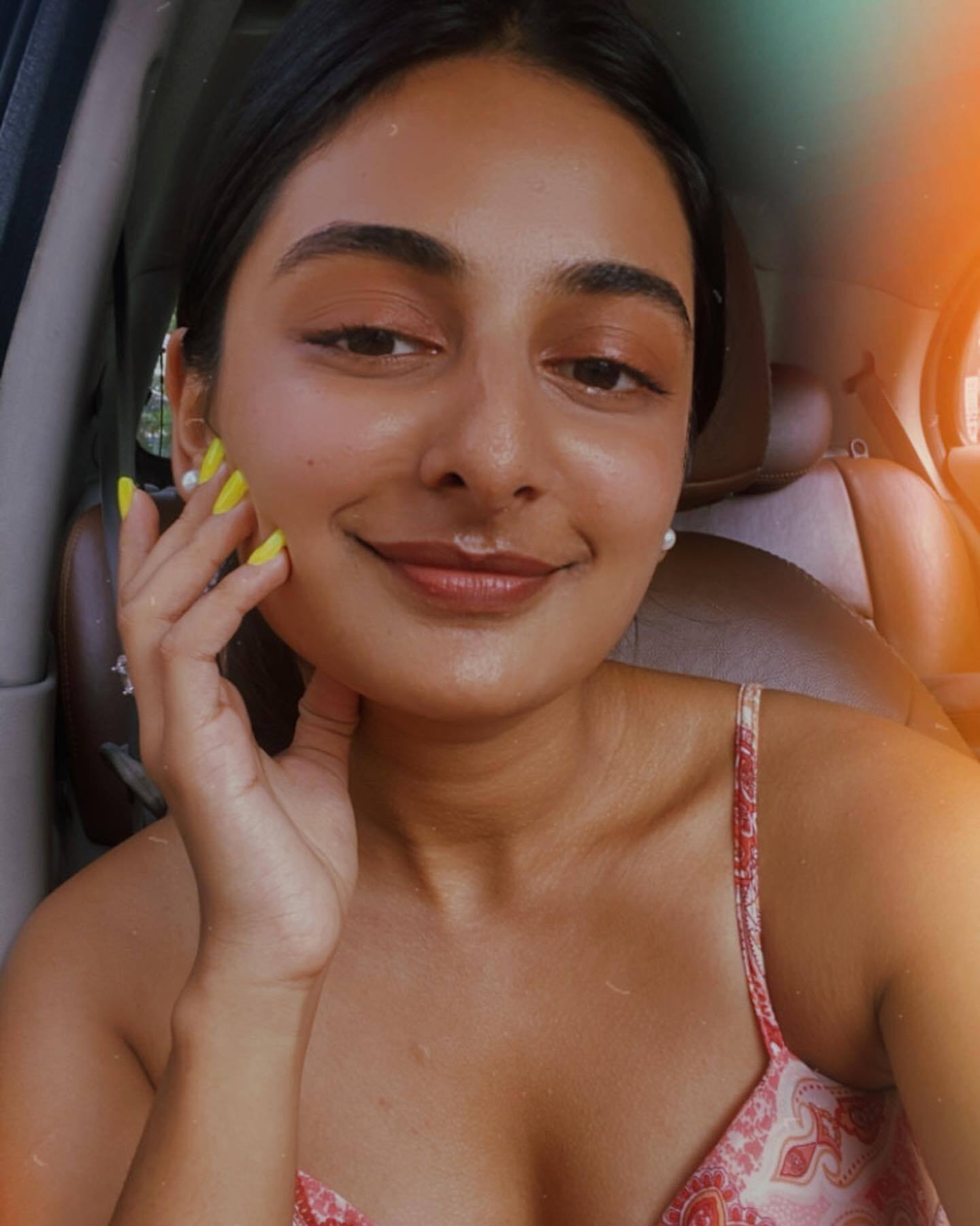 'എന്റെ പൊന്ന് എസ്തറെ...എന്നാ ഭംഗിയാന്നേ'; സ്റ്റൈലിഷ് ആയി എസ്തര്‍