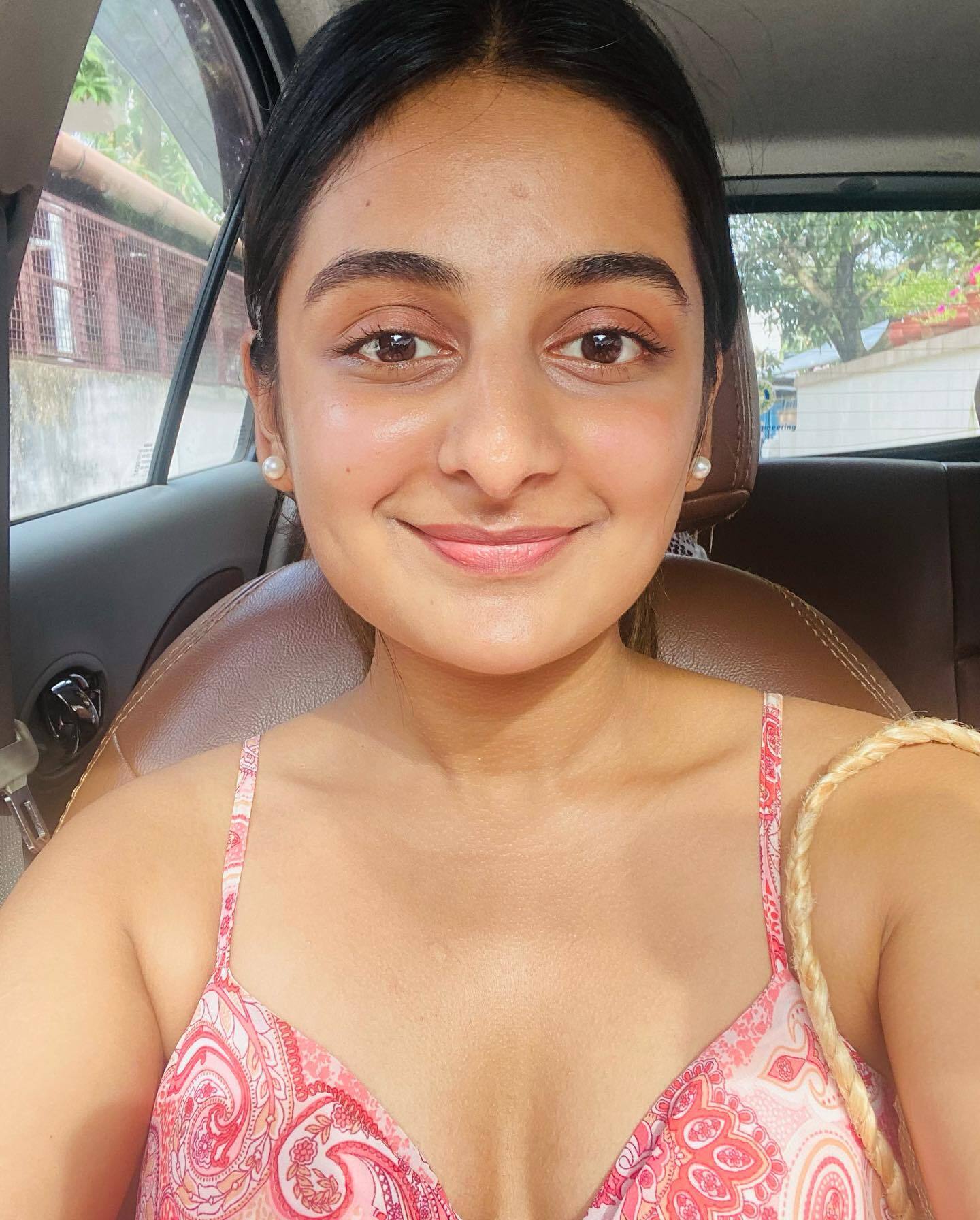 'എന്റെ പൊന്ന് എസ്തറെ...എന്നാ ഭംഗിയാന്നേ'; സ്റ്റൈലിഷ് ആയി എസ്തര്‍