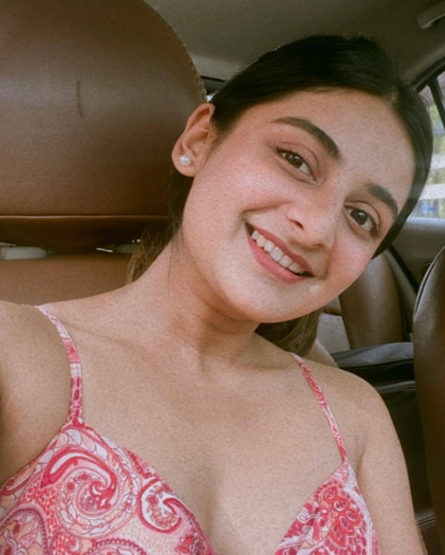 'എന്റെ പൊന്ന് എസ്തറെ...എന്നാ ഭംഗിയാന്നേ'; സ്റ്റൈലിഷ് ആയി എസ്തര്‍