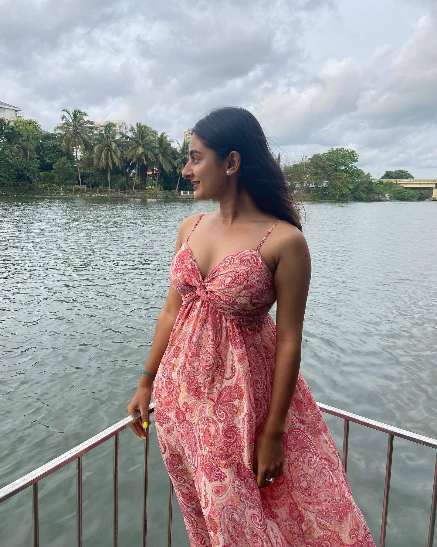 'എന്റെ പൊന്ന് എസ്തറെ...എന്നാ ഭംഗിയാന്നേ'; സ്റ്റൈലിഷ് ആയി എസ്തര്‍