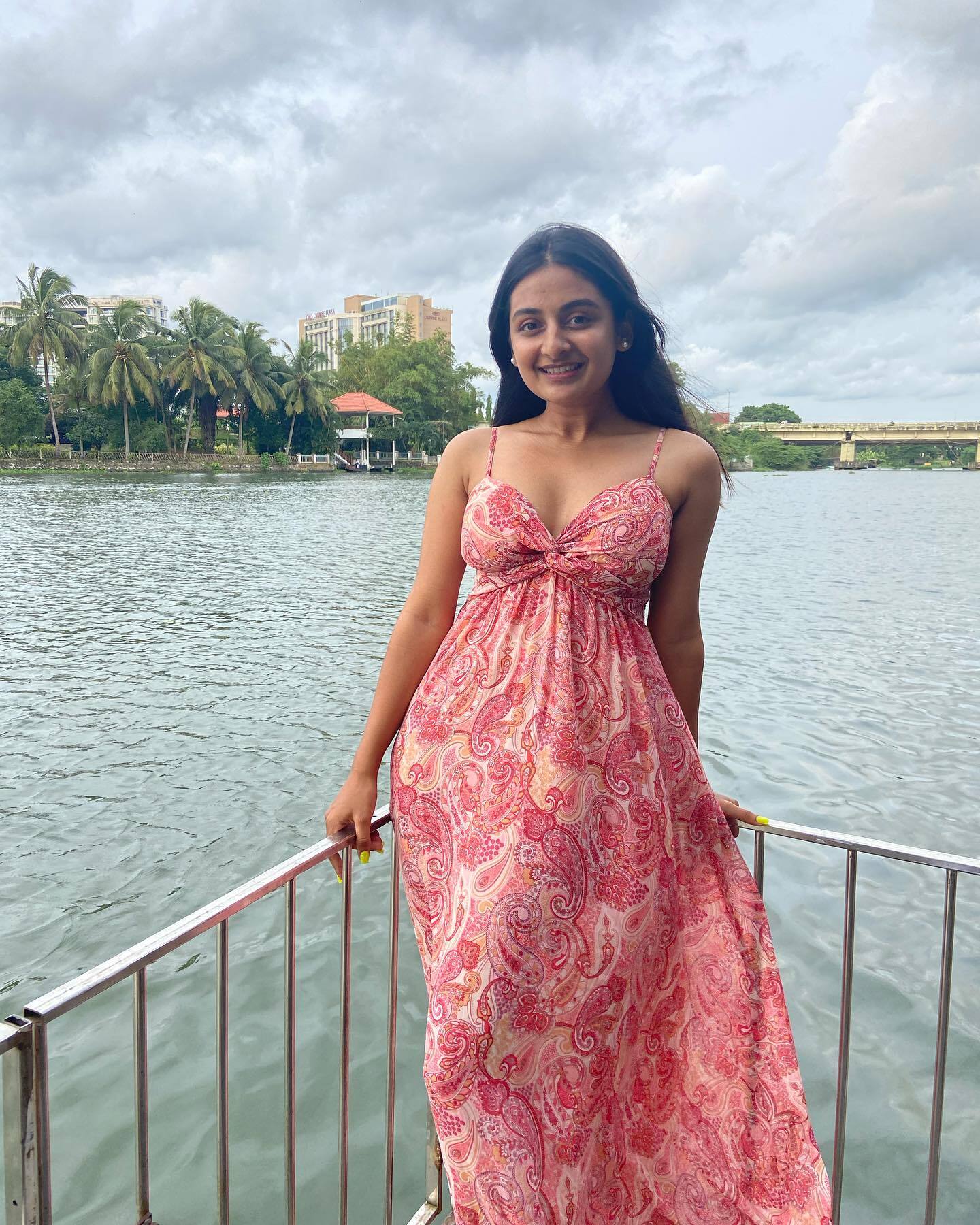 'എന്റെ പൊന്ന് എസ്തറെ...എന്നാ ഭംഗിയാന്നേ'; സ്റ്റൈലിഷ് ആയി എസ്തര്‍