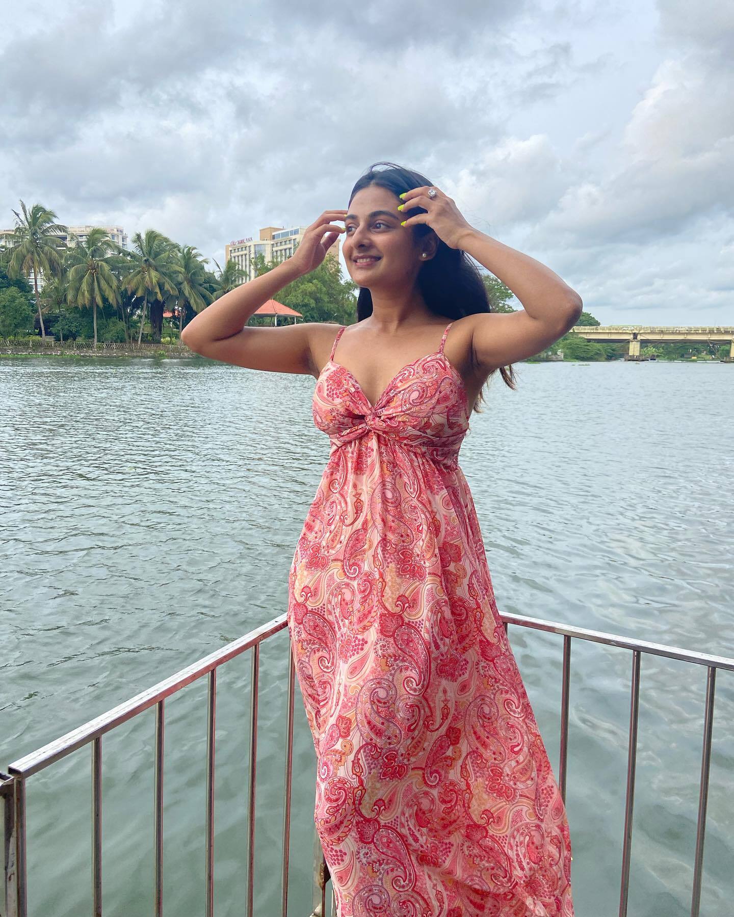 'എന്റെ പൊന്ന് എസ്തറെ...എന്നാ ഭംഗിയാന്നേ'; സ്റ്റൈലിഷ് ആയി എസ്തര്‍