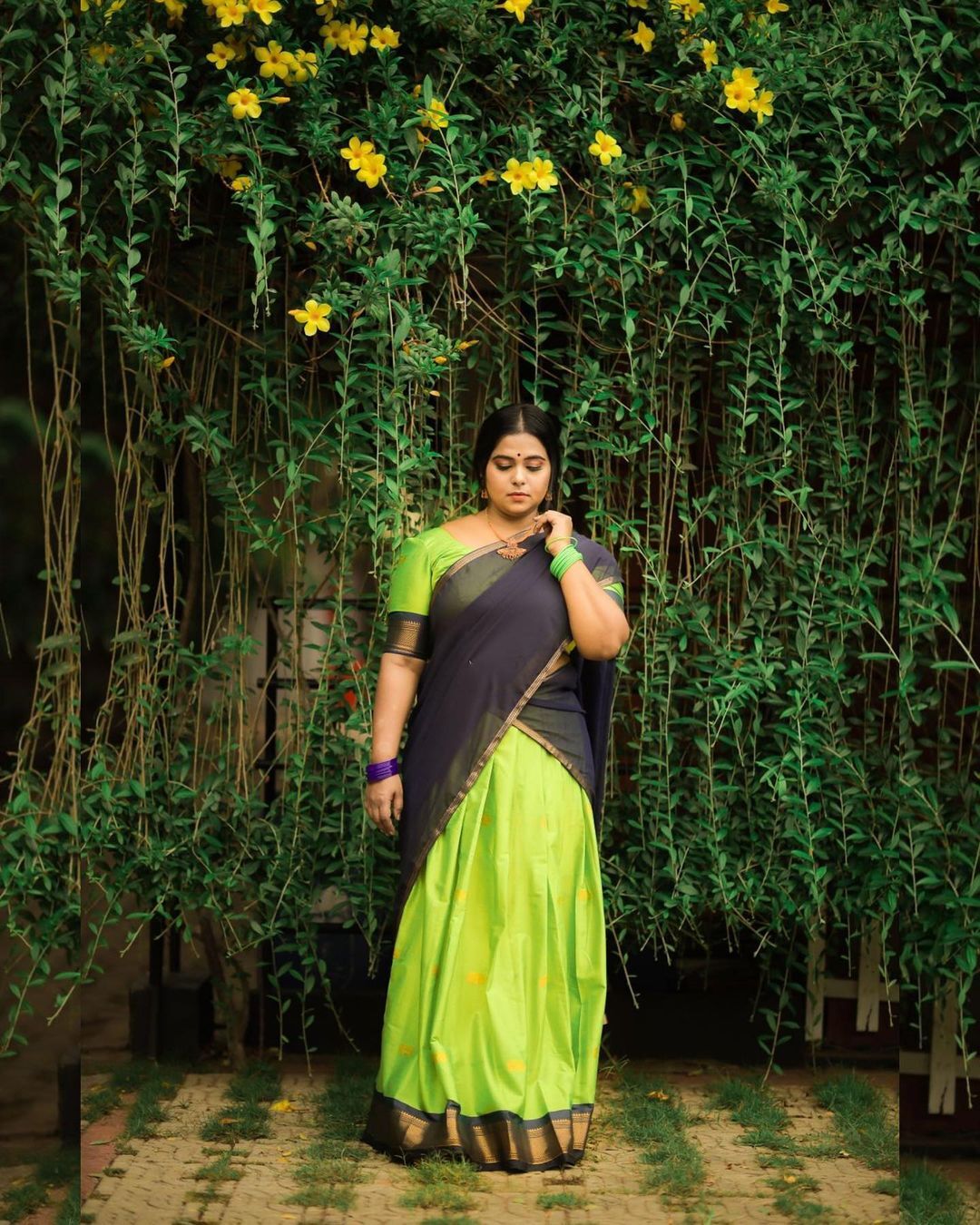 'പതിനഞ്ച് വർ‌ഷം പഴക്കമുണ്ട്...'; അമ്മയുടെ സാരിയിൽ മേക്കോവർ നടത്തി നടി ഫറ ഷിബ്ല