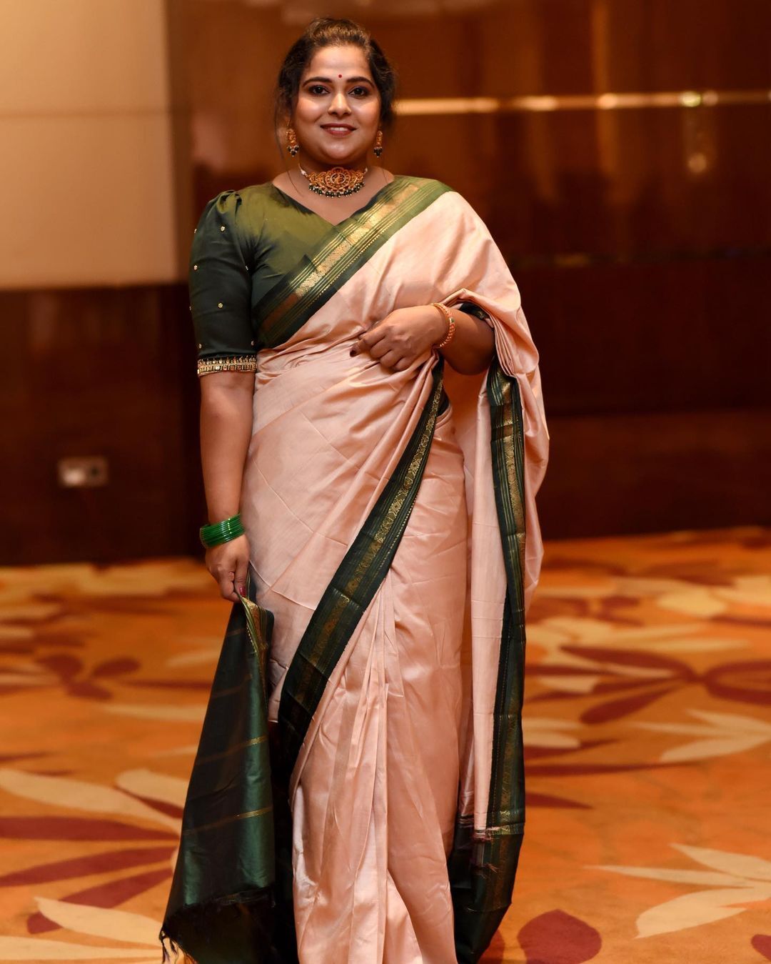 'പതിനഞ്ച് വർ‌ഷം പഴക്കമുണ്ട്...'; അമ്മയുടെ സാരിയിൽ മേക്കോവർ നടത്തി നടി ഫറ ഷിബ്ല