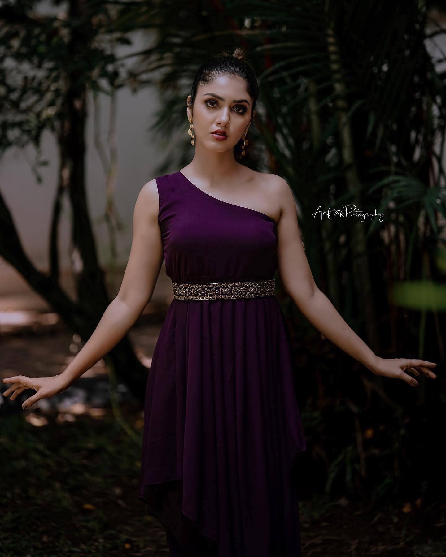 ട്രോളന്‍മാരെ...പ്ലീസ് സ്റ്റെപ് ബാക്ക്...; കിടിലന്‍ ആറ്റിറ്റിയൂഡ് ചിത്രങ്ങളുമായി ഗായത്രി, വൈറല്‍