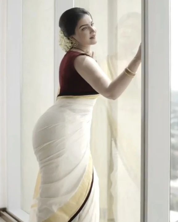 ഓണാം ഇങ്ങെത്തി... കേരള സാരിയിൽ ആരാധകരെ ഞെട്ടിച്ച് നടി ഹണി റോസ്