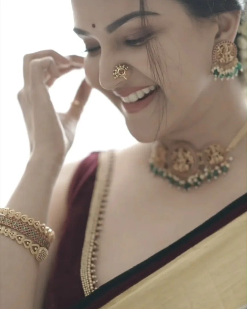 ഓണാം ഇങ്ങെത്തി... കേരള സാരിയിൽ ആരാധകരെ ഞെട്ടിച്ച് നടി ഹണി റോസ്