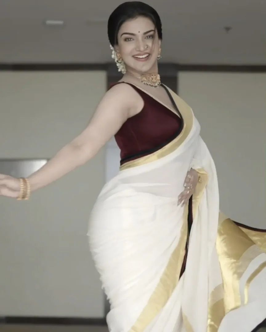 ഓണാം ഇങ്ങെത്തി... കേരള സാരിയിൽ ആരാധകരെ ഞെട്ടിച്ച് നടി ഹണി റോസ്