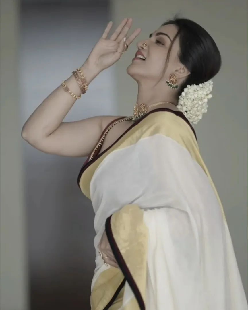 ഓണാം ഇങ്ങെത്തി... കേരള സാരിയിൽ ആരാധകരെ ഞെട്ടിച്ച് നടി ഹണി റോസ്