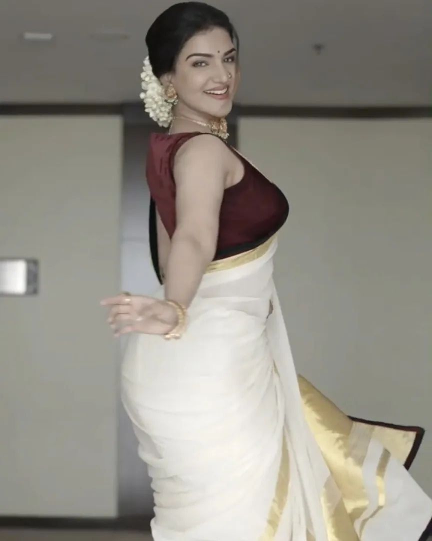 ഓണാം ഇങ്ങെത്തി... കേരള സാരിയിൽ ആരാധകരെ ഞെട്ടിച്ച് നടി ഹണി റോസ്