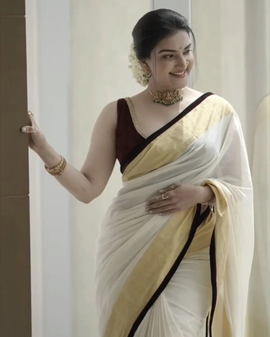 ഓണാം ഇങ്ങെത്തി... കേരള സാരിയിൽ ആരാധകരെ ഞെട്ടിച്ച് നടി ഹണി റോസ്